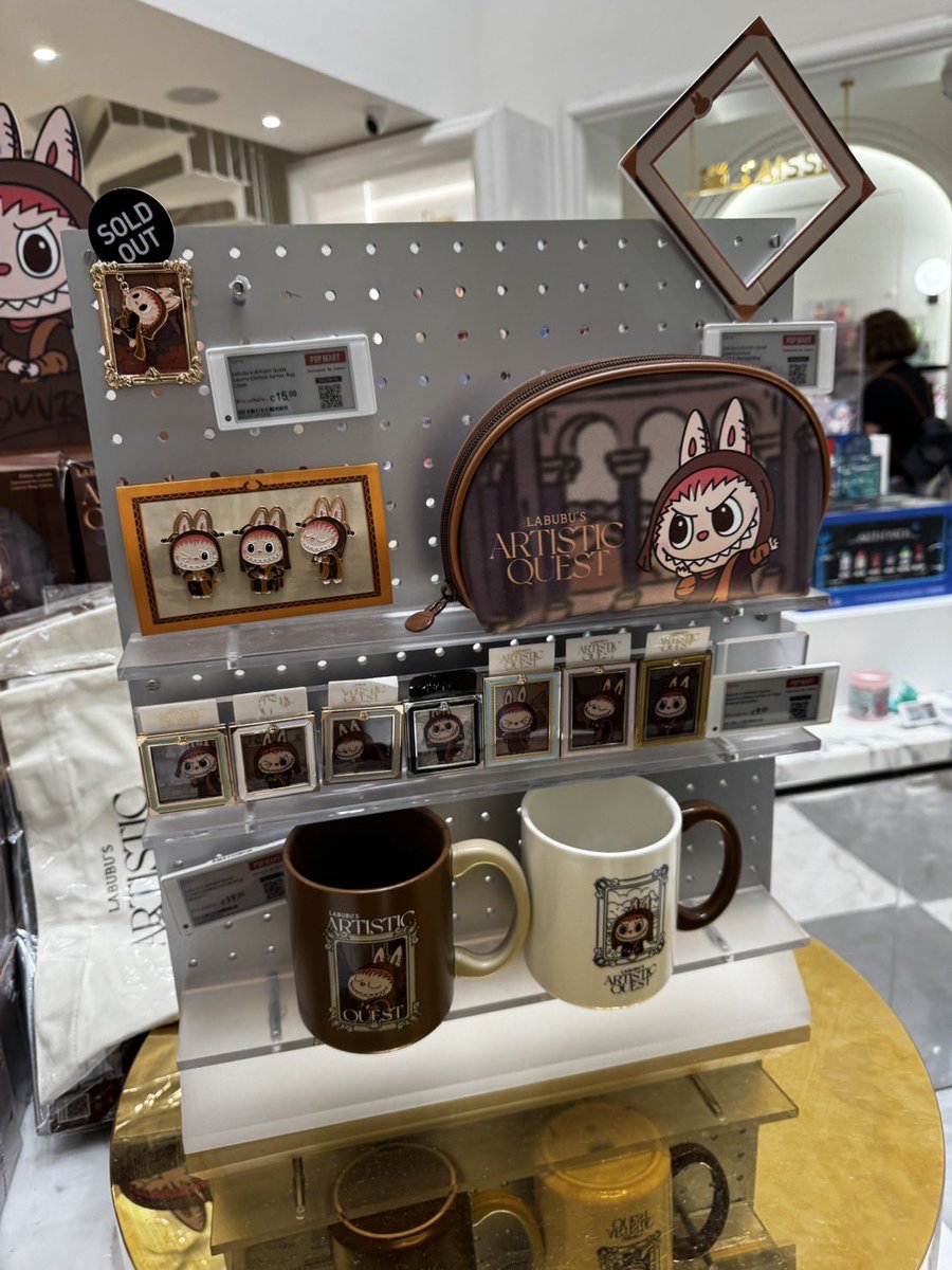 フランス パリ限定 ラブブ×パリ ルーブル美術館 マグカップ 激レア 新品未使用 フランスパリ限定 ラブブ×パリ ルーブル美術館 マグカップ 激