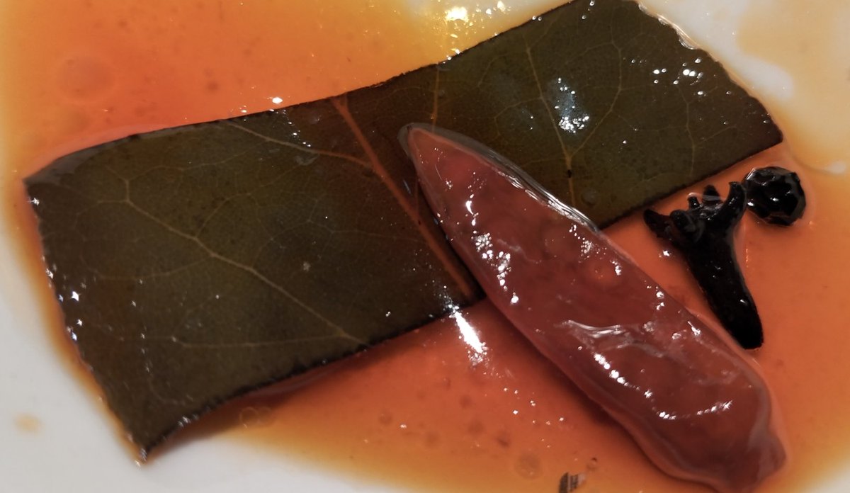 Bodegón con escabeche: loureiro, guindilla, cravo e pementa.

Primeiro terzo do século XXI. Fotografía dixital. Non exposto.