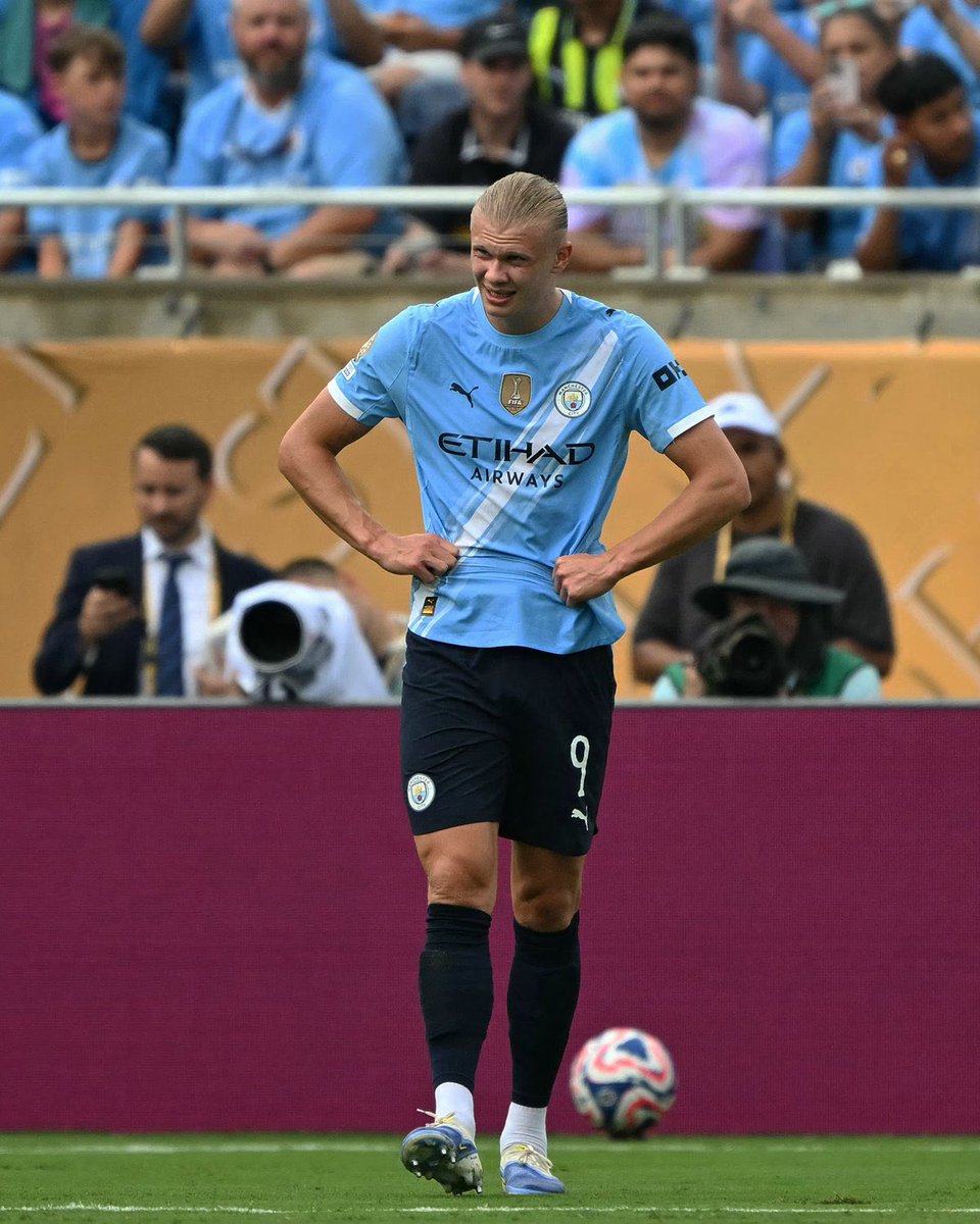 footballtempleX's tweet image. THREE HUNDRED GOALS 🤯⚽️
Erling Haaland has hit 300 career goals — and he’s only 24 years old 😳🔥
Machine. Monster. Goal obsession.
#Haaland #300Club #GoalMachine
#FIFACWC