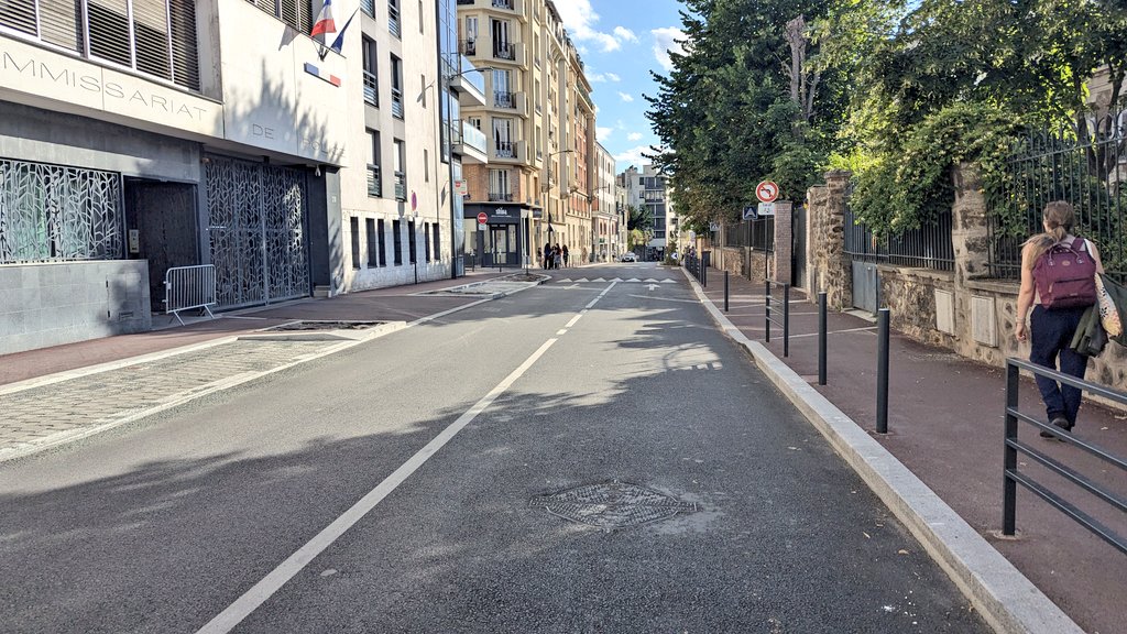 Bonjour <a href="/VilledeVanves/">Ville de Vanves</a> (ou peut-être <a href="/hautsdeseinefr/">Département des Hauts-de-Seine</a>, je vous laisse désigner le coupable), vous avez rénové la rue Raymond Marcheron (D130), mais dans l'histoire vous avez oublié UN PETIT DETAIL TROIS FOIS RIEN.
Je vous donne un indice : legifrance.gouv.fr/codes/article_…