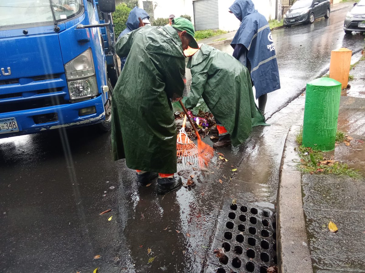 Nuestros héroes de <a href="/DesechoSolidos/">Desechos Sólidos San Salvador</a> trabajan día a día para prevenir riesgos antes, durante y después de las lluvias.🫡

Ejecutamos labores de limpieza en parrillas de tragantes en la📍Zona 5, eliminando residuos sólidos que obstruyen el sistema de drenaje.🕳️