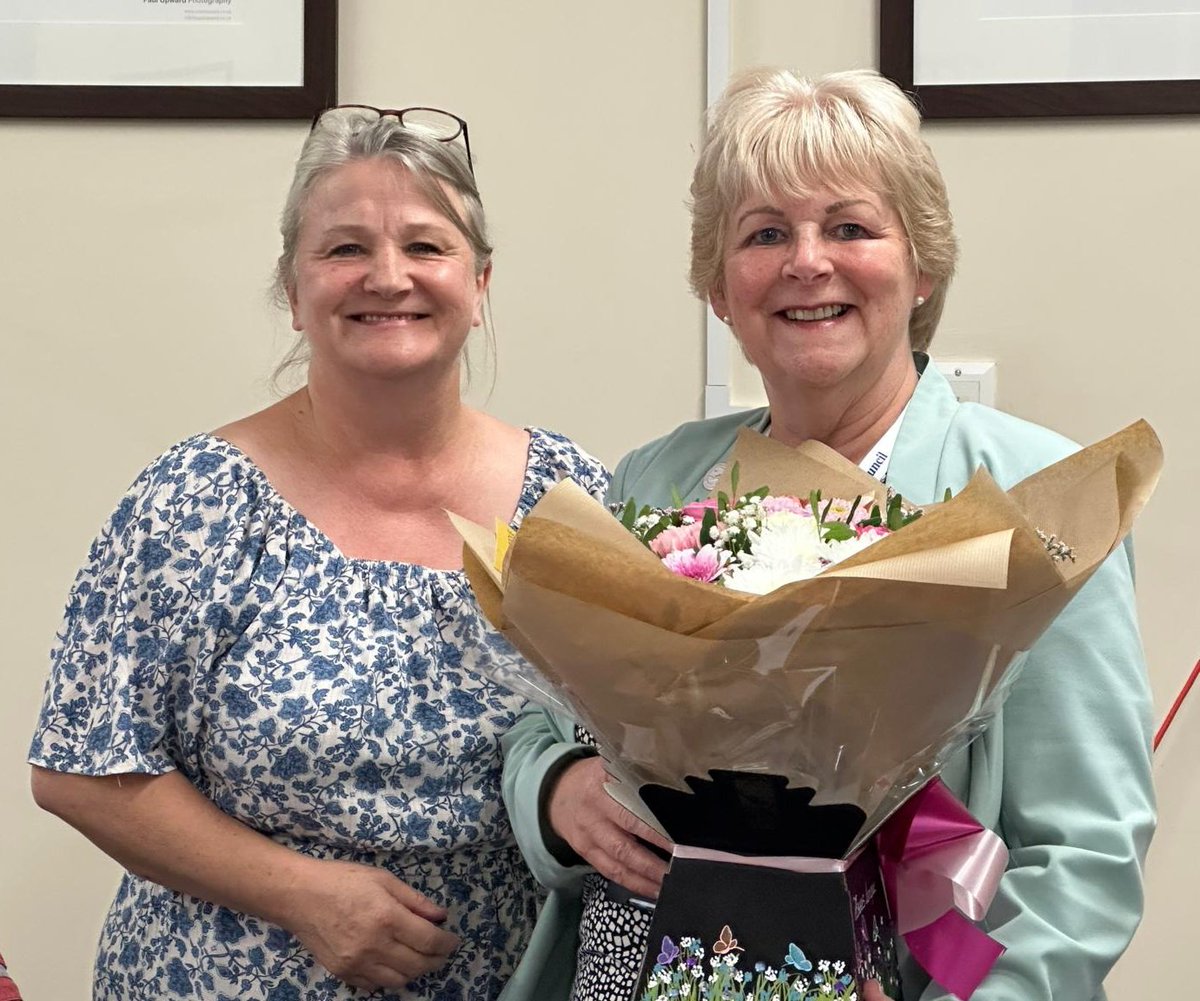 At this evening's Parish Council meeting, Councillors thanked Cllr Isobel Darby <a href="/CllrDarby/">Isobel Darby</a> for her 40 years of public service with  #ChalfontStPeter Parish Council.  A beautiful bouquet from Mark #FlowersUnique was presented by Chairman Anne-Marie Vladar. 👏💐👏