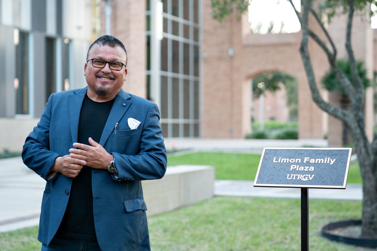 UTRGVNewsroom's tweet image. 👏 #UTRGV recently dedicated the Limon Family Plaza to entrepreneur Rolando Limon with a plaque outside the Interdisciplinary Engineering and Academic Building in Edinburg. 🔗Read more: utrgv.news/rolando-limons… #RGV