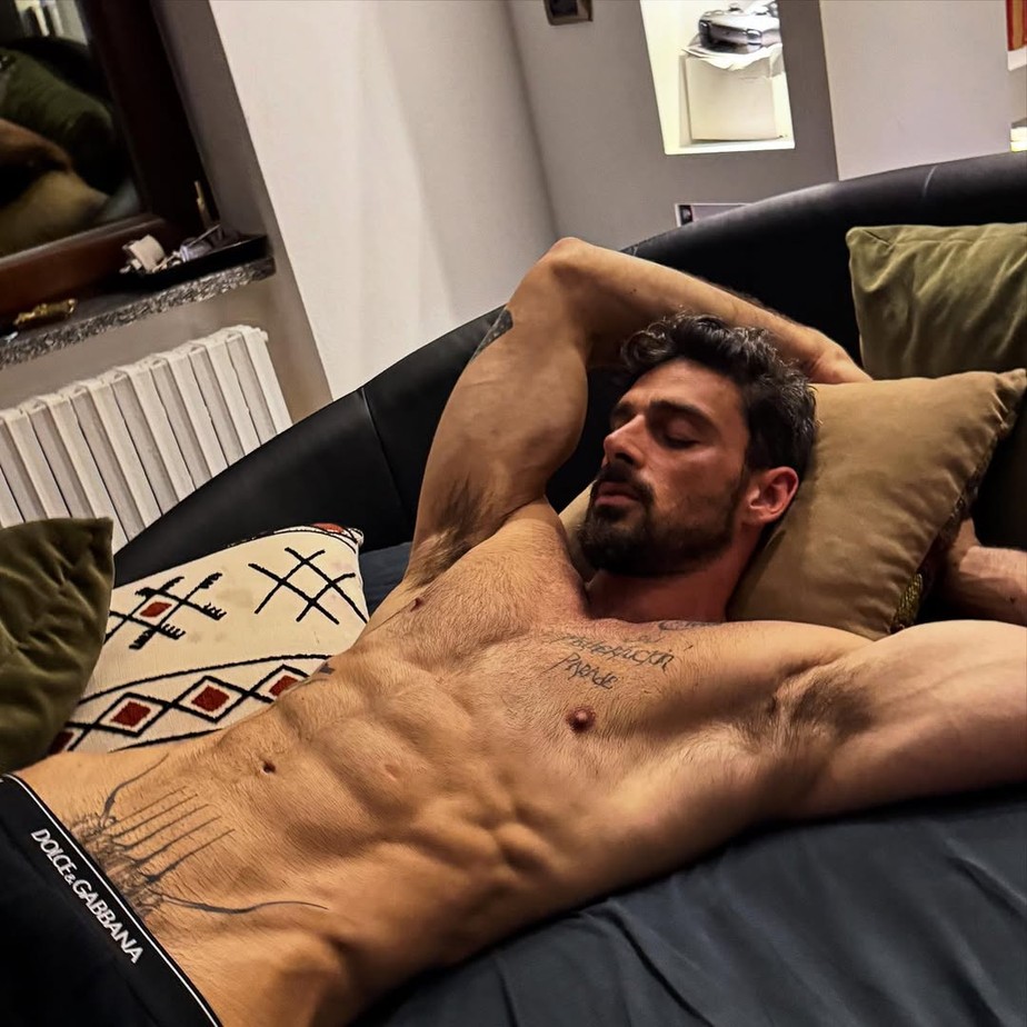 poponze's tweet photo. Michele Morrone, ator de 365, exibe nova tatuagem na virilha. 🥵 https://t.co/JmWxNWIgo1