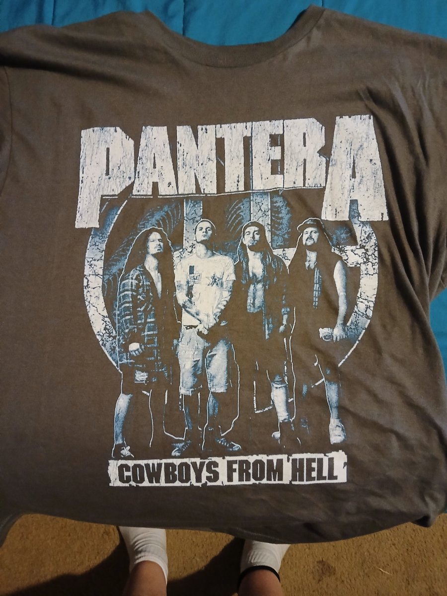 Zakkthemaniac's tweet image. Beautiful flowers, shirt from the Metallica concert. Love my Pantera