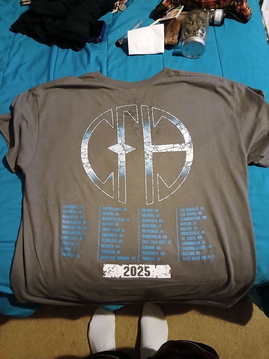 Zakkthemaniac's tweet image. Beautiful flowers, shirt from the Metallica concert. Love my Pantera
