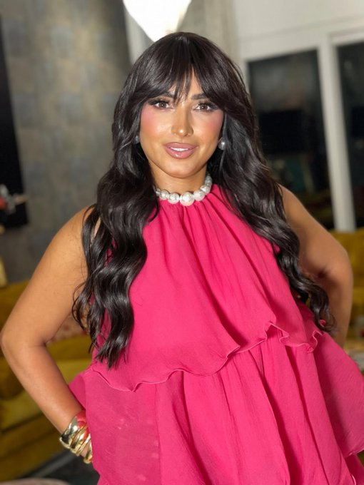روجينا بفستان فوشي وشعر أسود طويل. تألقت النجمة المصرية روجينا بإطلالة جديدة عبر حسابها في إنستغرام، بفستان قصير باللون الفوشي الفاقع، نسقته مع مجوهرات بارزة باللون الأبيض، وتسريحة شعر منسدلة بصيحة "الويفي" العريض مع قصة الغرة.. ما رأيك بإطلالتها؟. rogenaofficial 