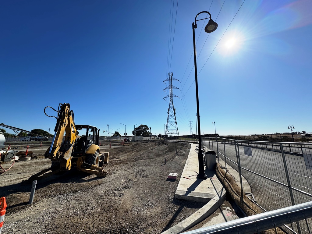 cityoffairfield's tweet image. We’re making great progress on the new parking lot at Tom Hannigan Fairfield-Vacaville Station! More spaces, better lighting, security, and future EV charging ready. Paving starts soon—project wraps this fall. Thanks for your patience! #FairfieldCA #TransitUpdates