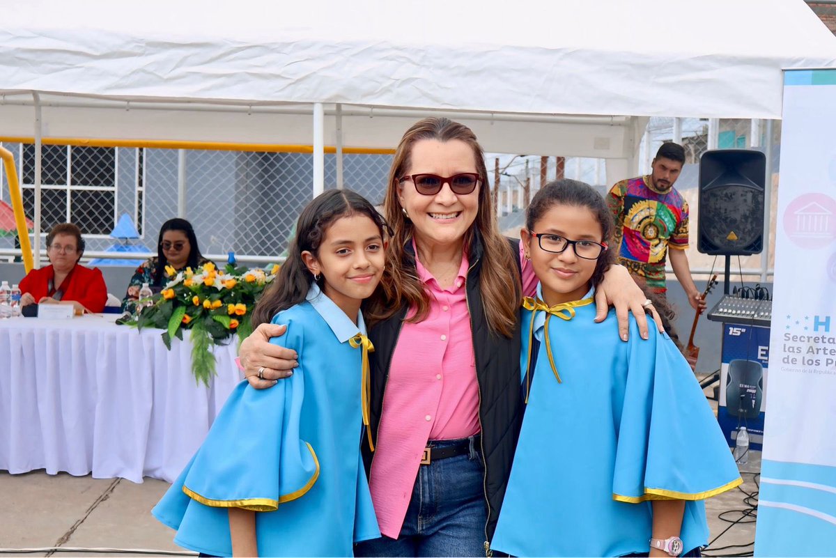Secretaría de Asuntos de la Mujer Honduras (@semujer_hn) on Twitter photo 📌Cumpliendo instrucciones de nuestra Presidenta <a href="/XiomaraCastroZ/">Xiomara Castro de Zelaya</a> , la Ministra de la Mujer Doris García, acompañó la ceremonia de clausura del primer curso de jóvenes en informática, realizado en el centro integral colectivo, Isy Obed Murillo, en la colonia Mary Flakes de Flores. 📌Cumpliendo instrucciones de nuestra Presidenta <a href="/XiomaraCastroZ/">Xiomara Castro de Zelaya</a> , la Ministra de la Mujer Doris García, acompañó la ceremonia de clausura del primer curso de jóvenes en informática, realizado en el centro integral colectivo, Isy Obed Murillo, en la colonia Mary Flakes de Flores.