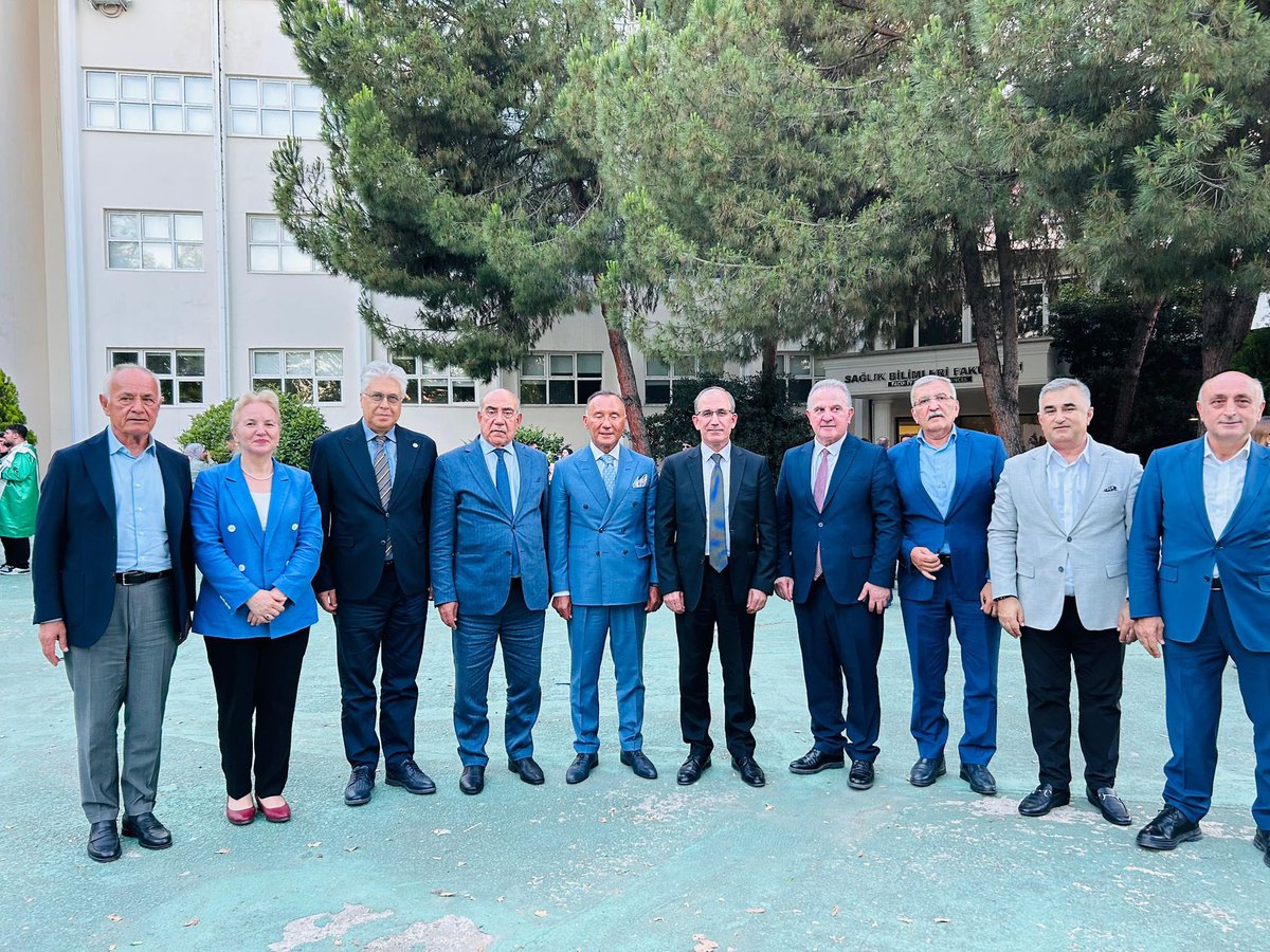 🇹🇷Üniversitemizde düzenlenen mezuniyet töreni, unutulmaz bir coşku ile gerçekleştirildi. Törenin açılış konuşmalarını Mütevelli Heyet Başkanımız Dr. Talip Emiroğlu ve Rektörümüz Prof. Dr. Muzaffer Elmas yaptı. Törenimize, Kocaeli Adalet Komisyonu Başkanı Muhiddin Paça, Kocaeli İl