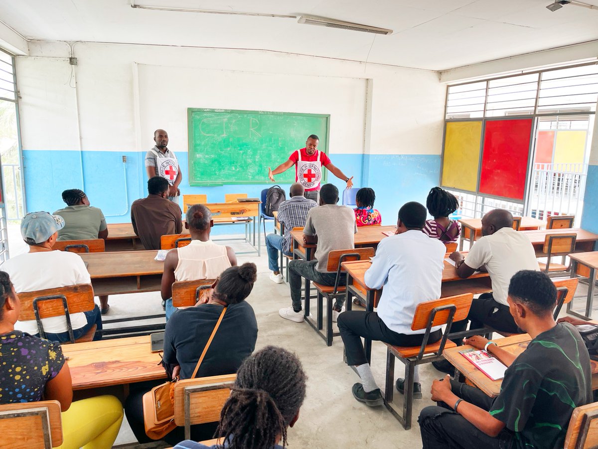 📍#Haiti
Nous dialoguons avec les communautés plus affectées par la violence armée à #PortauPrince.  Notre objectif c'est renforcer notre contribution aux mechanismes de resilience/protection de la population.  Ici, avec 28 membres d'une organisation communautaire à #CitéSoleil.