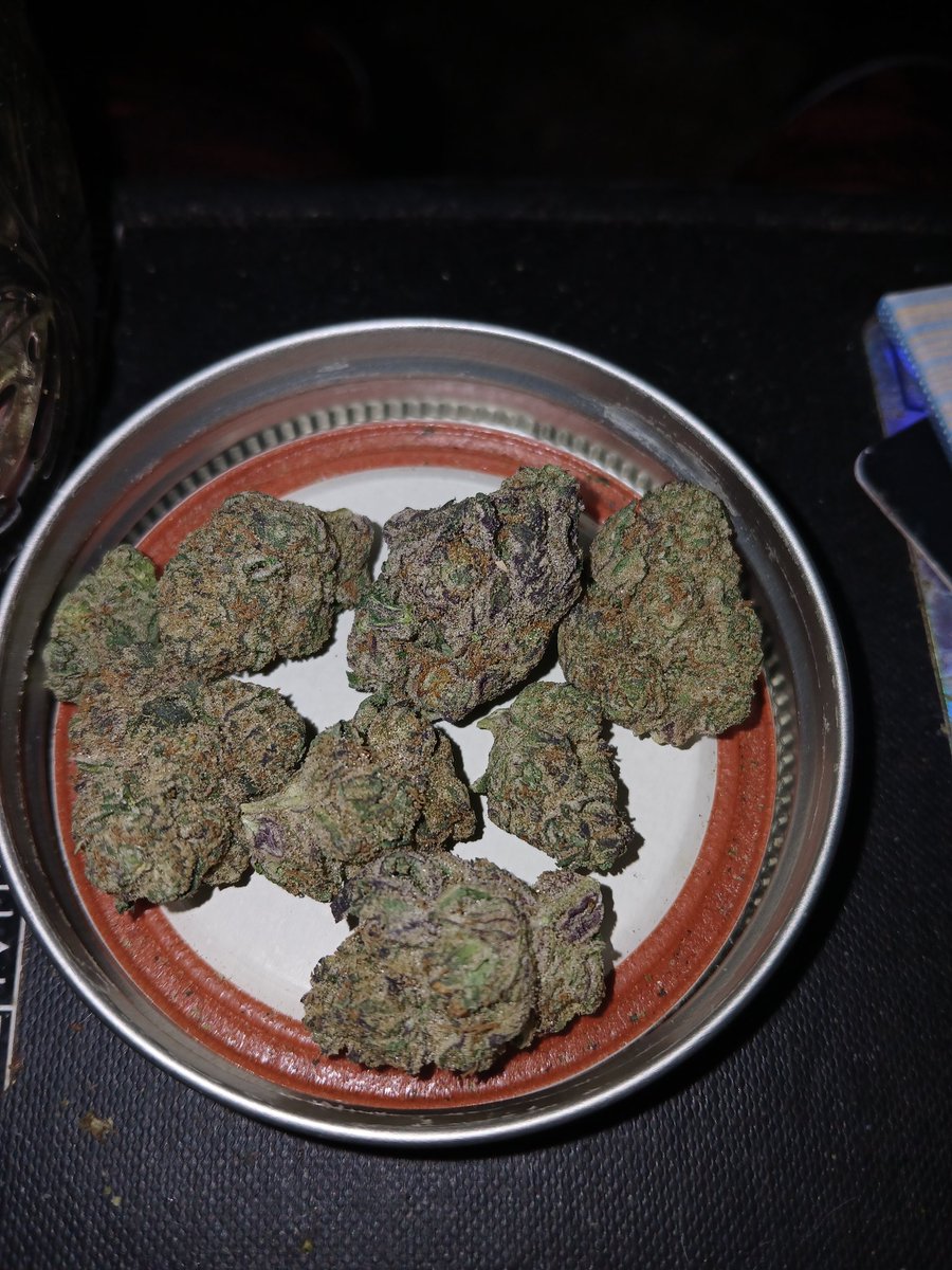 Zakkthemaniac's tweet image. Omg this shit is so dank!!! Found one seed in the batch too!!!! Can&apos;t wait to grow that one.