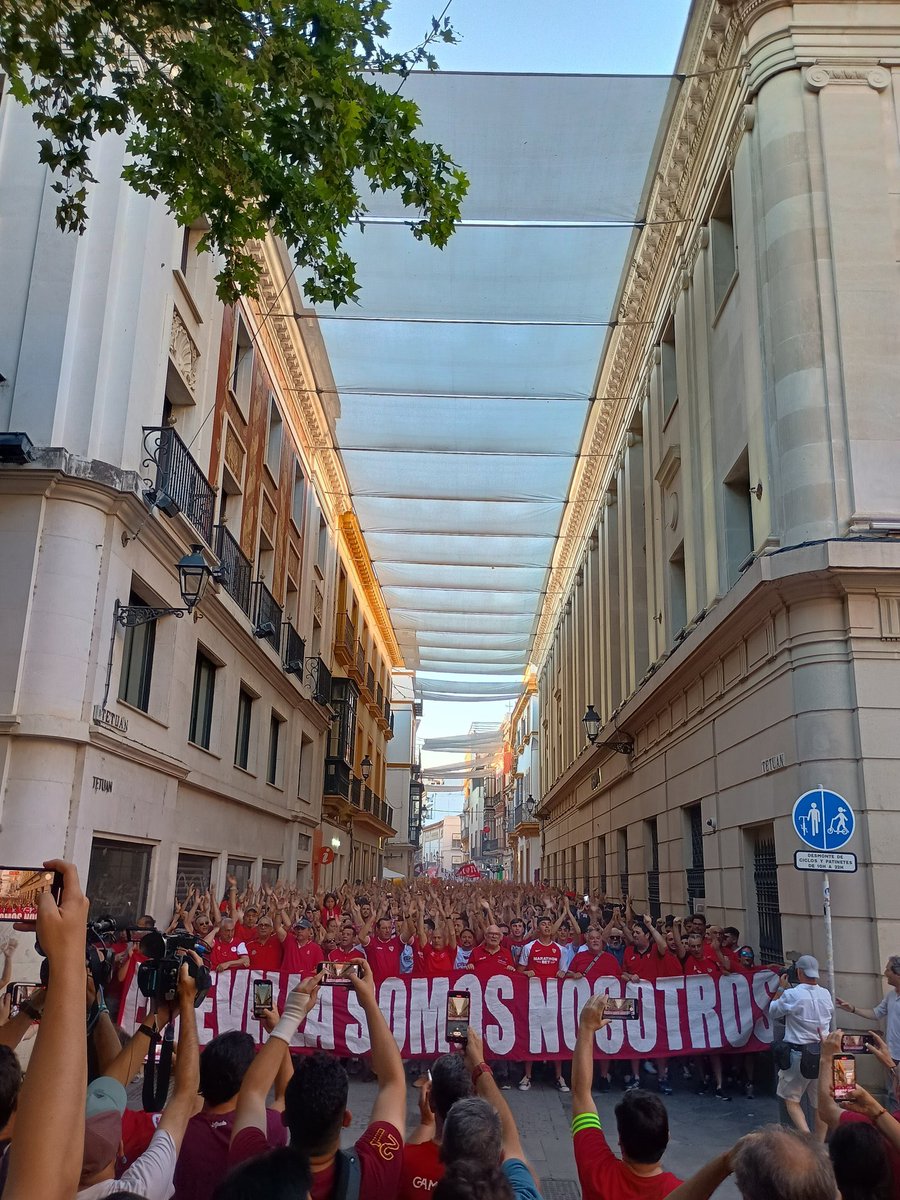 Más de 10 mil sevillistas liderados por personas mayores que sujetan la pancarta con honor. 

Orgulloso de ser del Sevilla Fútbol Club.