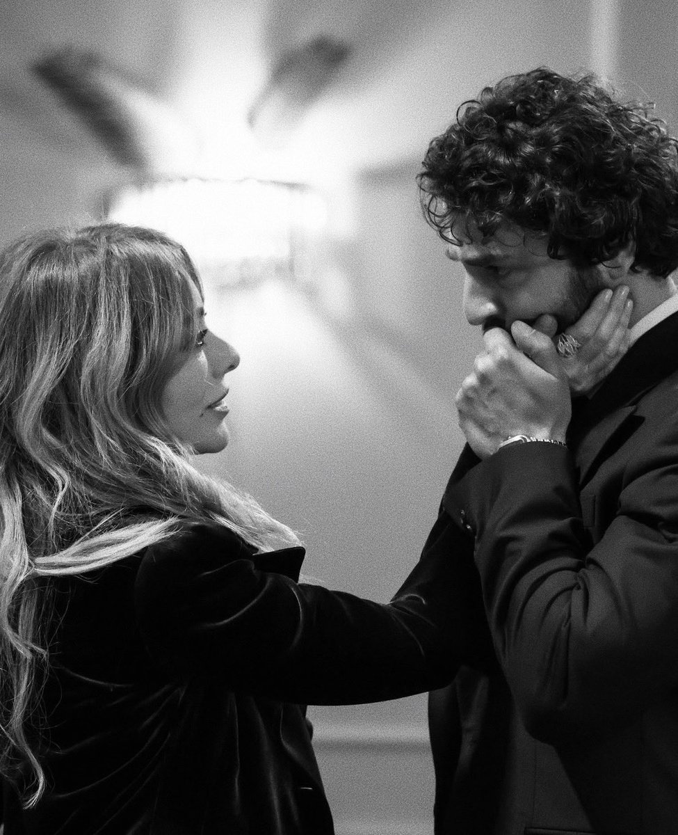 ey aşk 
derin bir suya dalar gibi
evin yolunu arar gibi
annem saçlarımı tarar gibi
daima sana sığınırım