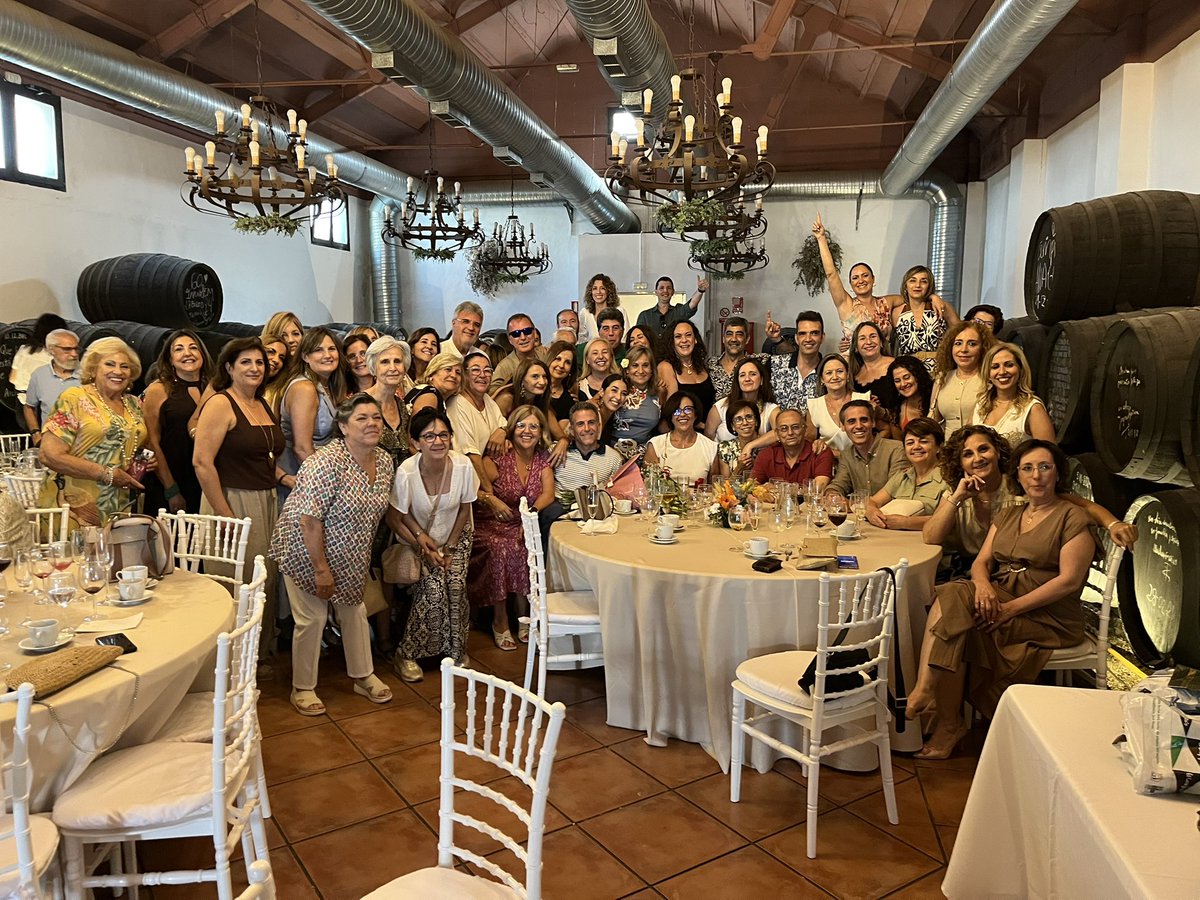 La UCI del Hospital Universitario Reina Sofía despide en un emotivo almuerzo de jubilación a tres compañeras TCAEs: Paqui Cabrera, Toñi López y Paqui Vacas.
💐Os deseamos mucha felicidad!!!