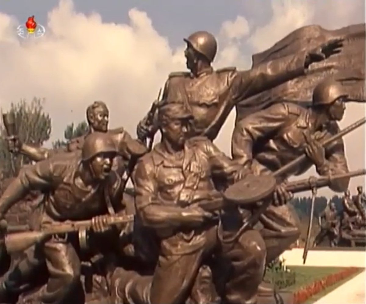 قال الزعيم العظيم:
"يجب أن نُريهم من هم الكوريون... كما يُضرب الوشق بهراوة!"
⚡️تشبيهٌ عسكريٌّ يلخص الرؤية: الضرب بلا رحمة على رأس الوحش الإمبريالي.
#كوريا_الشمالية 
#كورياالشمالية