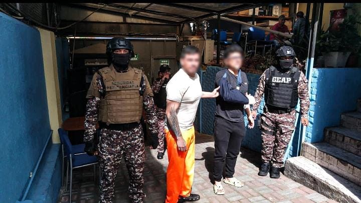 Pinvestigacion3's tweet photo. A pesar de que Noé había recibido puñaladas y al menos un disparo, en las fotografías presentadas lucía reestablecido. Salcedo y Noé estarán en el Centro de Rehabilitación Masculino Pichincha N°2., dijo el SNAI (Cárcel de #ElInca). https://t.co/QDHvLZMqqg