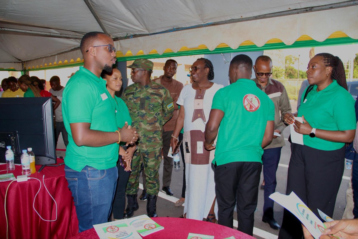 Knooliet's tweet image. Today 🇬🇦 joined the world to celebrate the International Day against Drug Abuse and Illicit Trafficking themed Breaking the chains:  Prevention; Treatment and Recovery for All. #HarmReductionServices #SaveLives of #PWUD @RBCRwanda @Sfrwanda1 @ImroRwanda @HDIRwanda @medecindumonde…