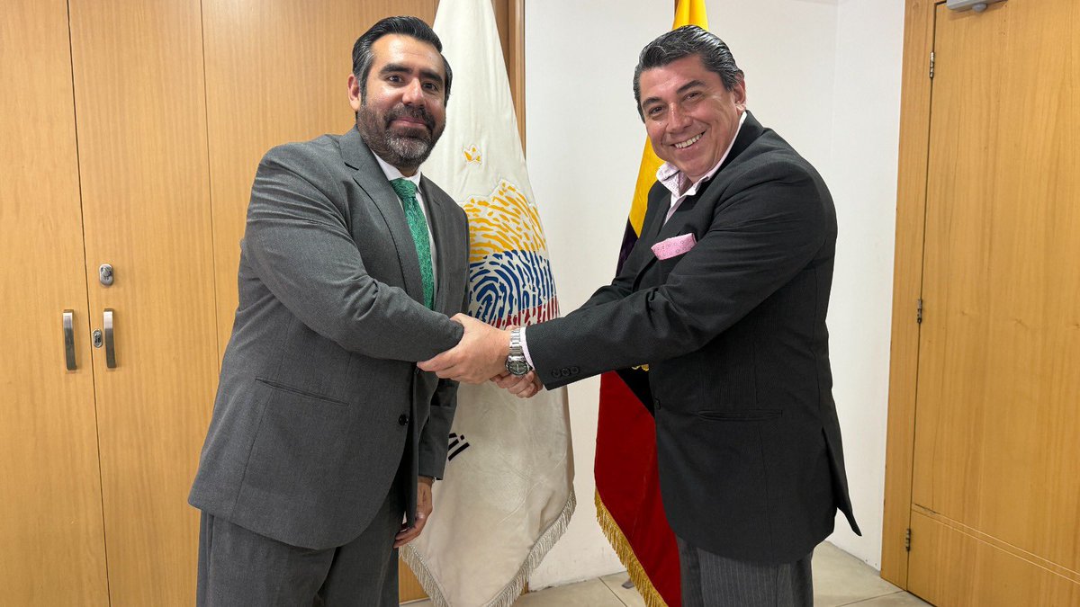 Registro Civil Ecuador 🇪🇨 (@registrocivilec) on Twitter photo 🇪🇨🤝🇵🇪 El director <a href="/OttnRivadeneira/">Ottón Rivadeneira</a> mantuvo una reunión con Ronnie Habich, Cónsul General de <a href="/ConperQuito/">Consulado General del Perú en Quito</a>, con el objetivo de fortalecer la cooperación a favor de los ciudadanos peruanos con nacionalidad ecuatoriana y avanzar en procesos de verificación de información. 🇪🇨🤝🇵🇪 El director <a href="/OttnRivadeneira/">Ottón Rivadeneira</a> mantuvo una reunión con Ronnie Habich, Cónsul General de <a href="/ConperQuito/">Consulado General del Perú en Quito</a>, con el objetivo de fortalecer la cooperación a favor de los ciudadanos peruanos con nacionalidad ecuatoriana y avanzar en procesos de verificación de información.