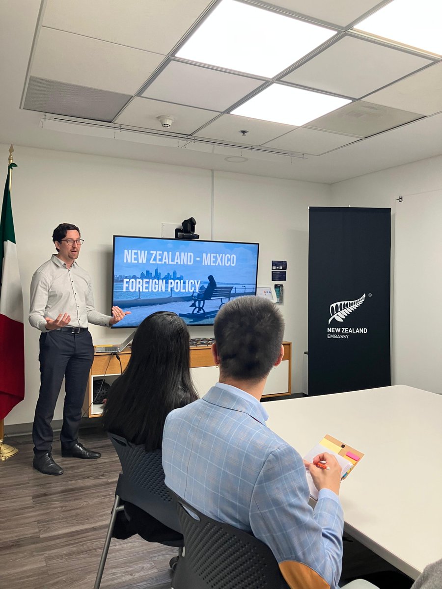 Fue un gusto recibir a estudiantes del SpeakUp English Club de <a href="/UNAM_MX/">UNAM</a> en la Embajada. Conversamos sobre la cultura de Nueva Zelanda, nuestra política exterior e importante relación con México, la cultura maorí y, por supuesto, nuestro famoso pájaro kiwi