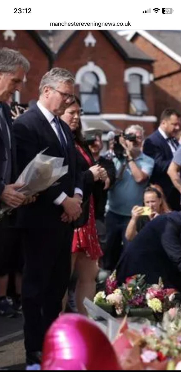 JanetBroughto15's tweet image. Still think this photo op was the beginning of the end for Starmer.👇