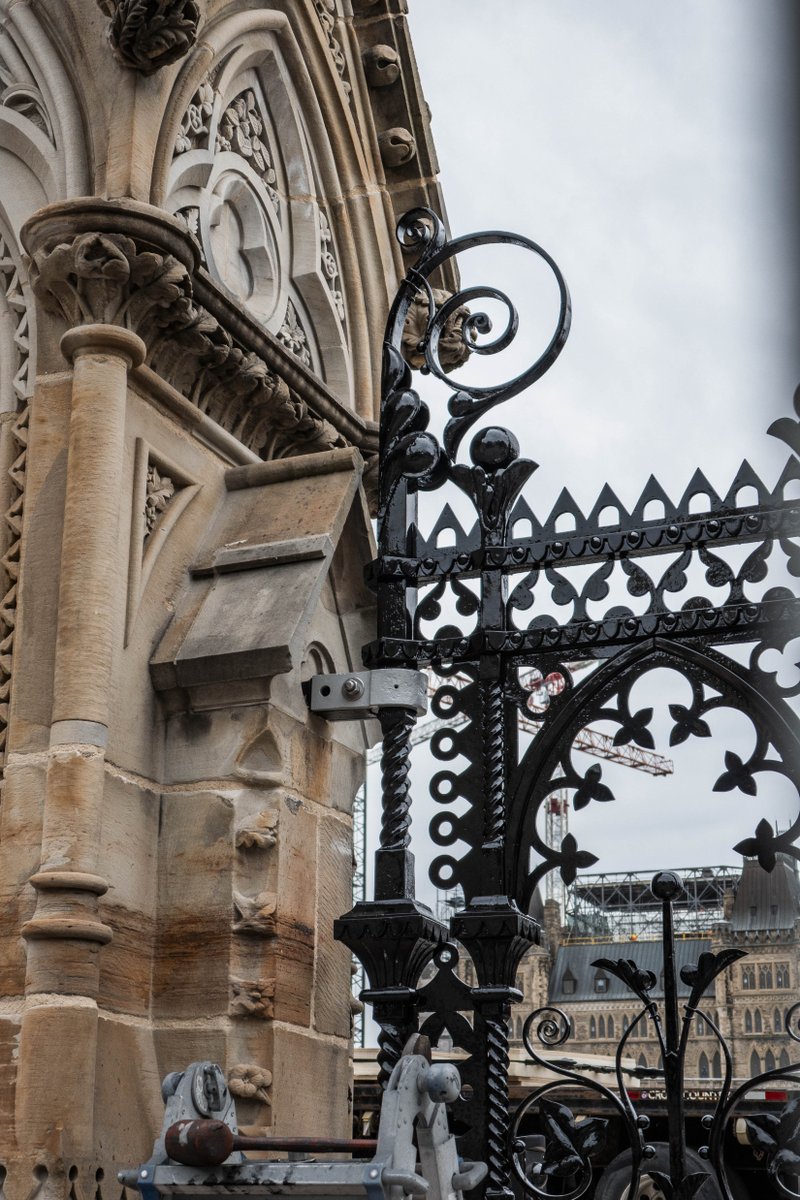 OurCommons's tweet image. We’re excited to welcome the Queen’s Gates back to Parliament Hill! This iconic landmark, first installed in 1876, was carefully restored over a year and visitors can enjoy its ornate craftsmanship once again.