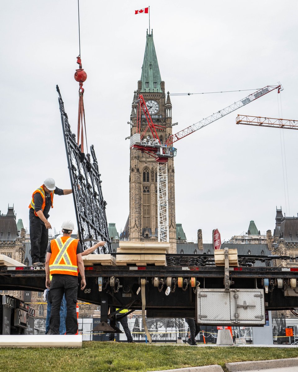 OurCommons's tweet image. We’re excited to welcome the Queen’s Gates back to Parliament Hill! This iconic landmark, first installed in 1876, was carefully restored over a year and visitors can enjoy its ornate craftsmanship once again.