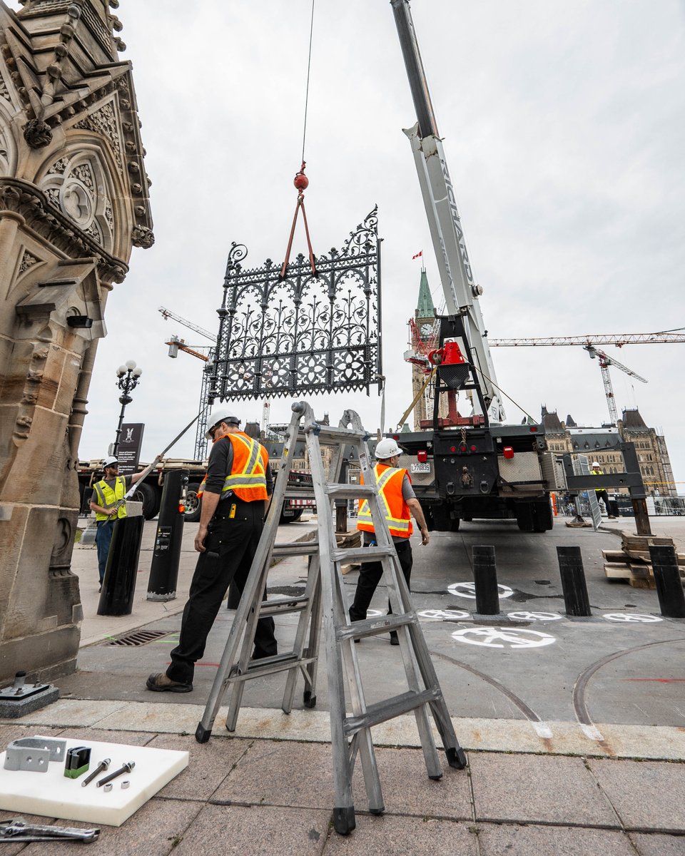 OurCommons's tweet image. We’re excited to welcome the Queen’s Gates back to Parliament Hill! This iconic landmark, first installed in 1876, was carefully restored over a year and visitors can enjoy its ornate craftsmanship once again.