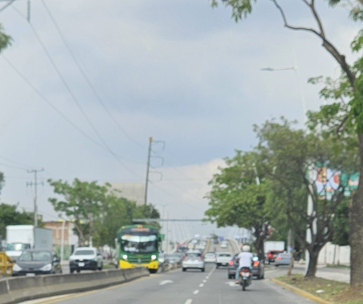 spawn17x's tweet photo. @Trafico_ZMG @TransporteJal desafortunadamente la calidad de la imagen no da para +, pero este camión se paró en carriles centrales para inventarse una vuelta en U entre el muro de contención en prol. Mariano Otero. Vean el tráfico qué ocasionó, sin mencionar los posibles riesgos https://t.co/2KkwQ46UIh