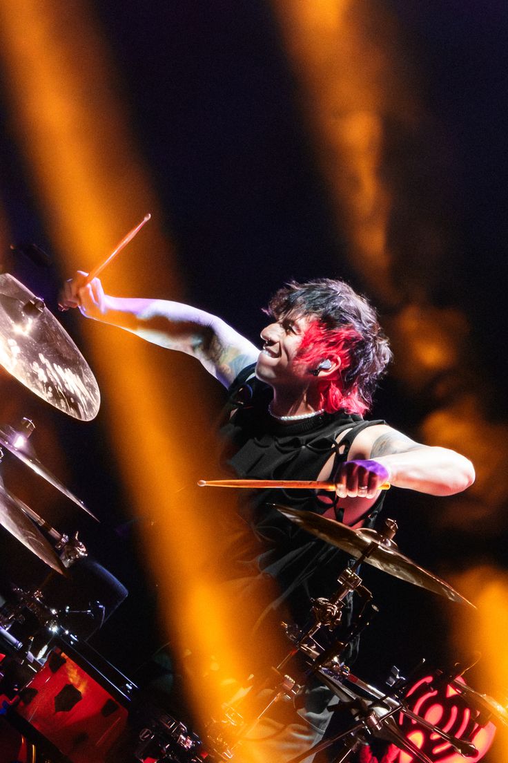 He's so beautiful its not even funny i think abt this photo every day i think its gonna be my ohone wallpaper now