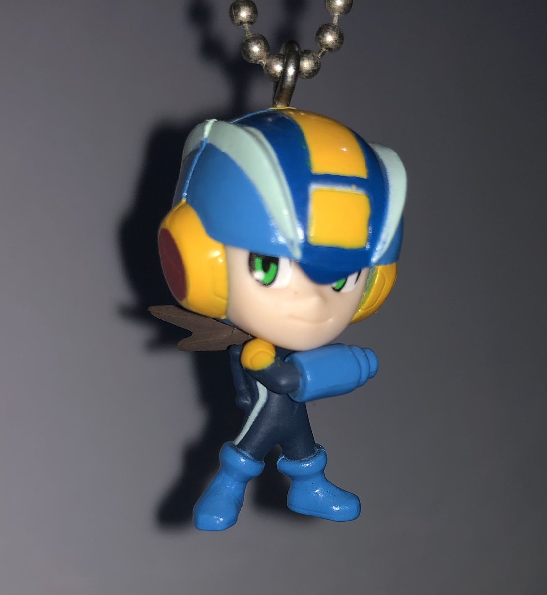 RockmanEXEZone's tweet image. A look at a Rockman EXE keychain from Bandai’s 2015 Rockman Swing line (ロックマンスイング), based on a Operate Shooting Star official artwork.
This keychain is notable for giving EXE brown colored hair and one of the first EXE merchandise to come out in the 2010s.
