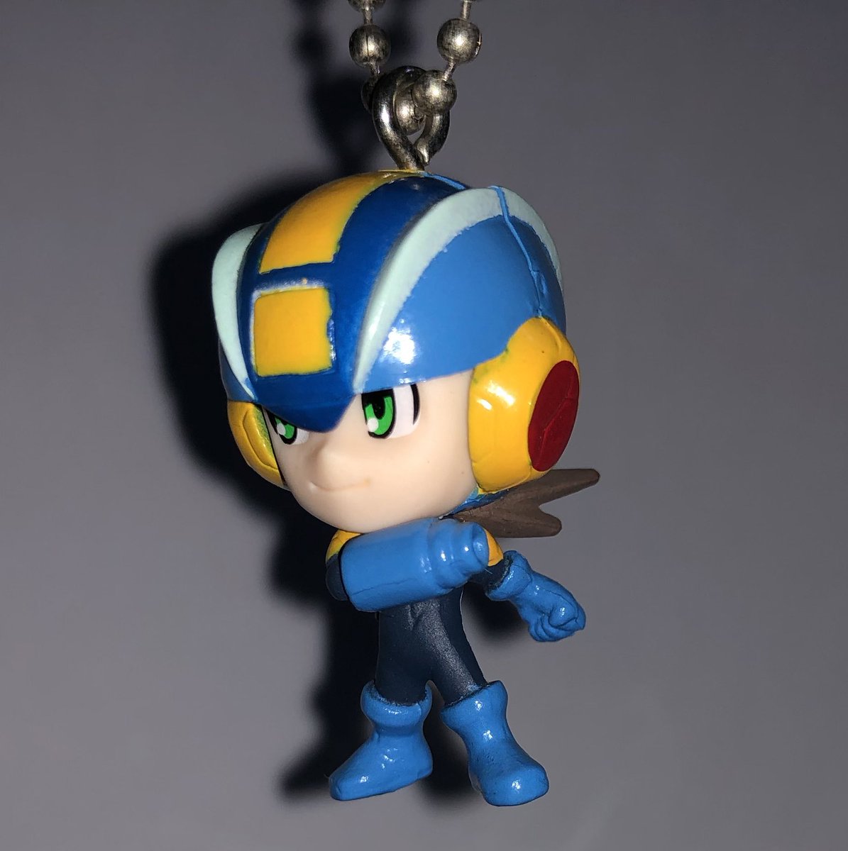 RockmanEXEZone's tweet image. A look at a Rockman EXE keychain from Bandai’s 2015 Rockman Swing line (ロックマンスイング), based on a Operate Shooting Star official artwork.
This keychain is notable for giving EXE brown colored hair and one of the first EXE merchandise to come out in the 2010s.