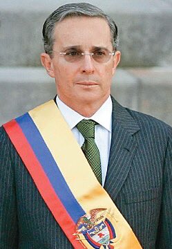 Si Uribe nuevamente pudiera ser candidato presidencial, ud votaría por él?