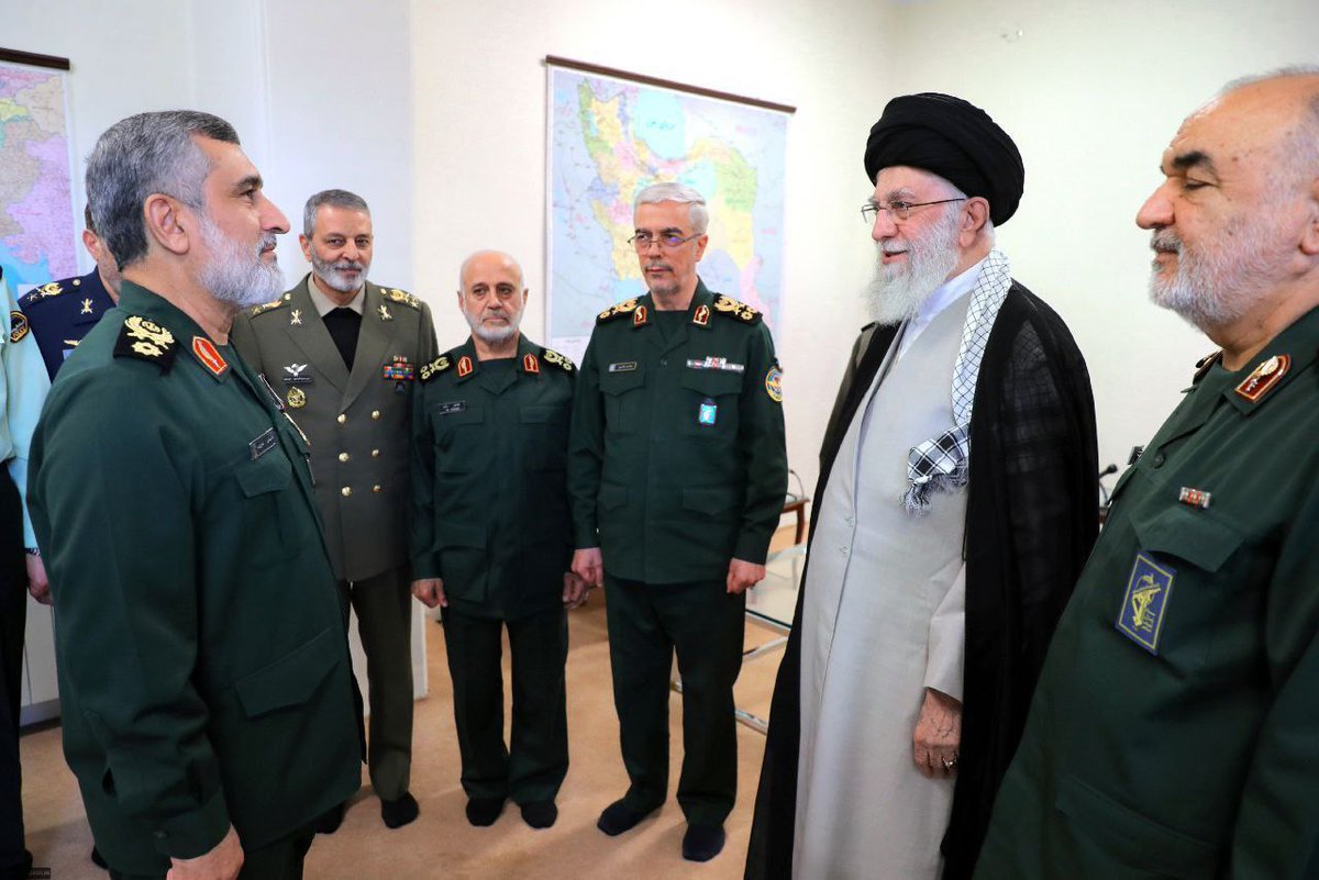 mohammad_r_m75's tweet photo. کجایند آنان که روزگاری در اوج تاریکی می‌درخشیدند؟

 آنان که راه‌ها را روشن می‌کردند، رفته‌اند و سکوت باقی مانده است؛ و داستان، فقدان و درد را روایت می‌کند... https://t.co/sUC7kWD9jV