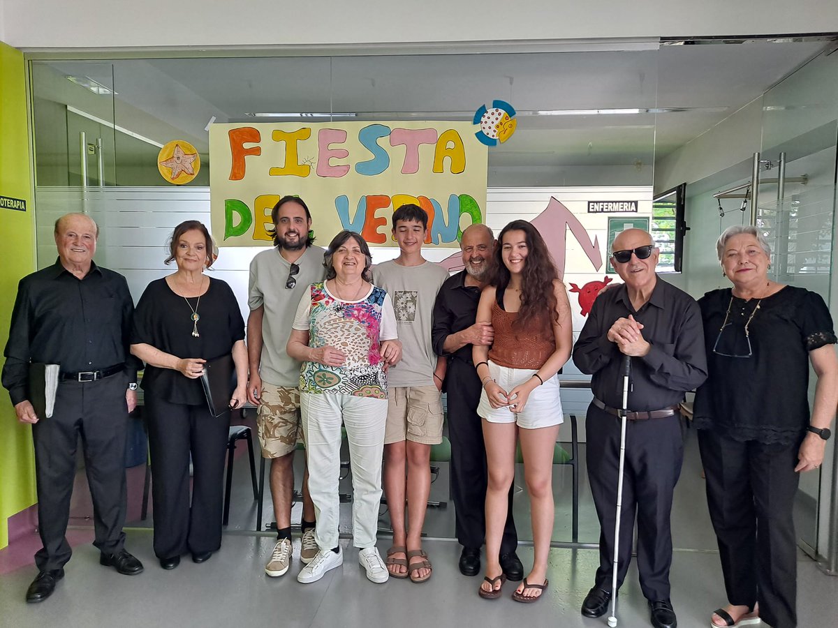 En AFACO celebramos la llegada del verano con el coro:
"LOS AMIGOS DE LEONOR" y una canción compuesta por Esteban, marido de una usuaria, y miembro de la agrupación
#alzhéimer #dependencia #demencias #música