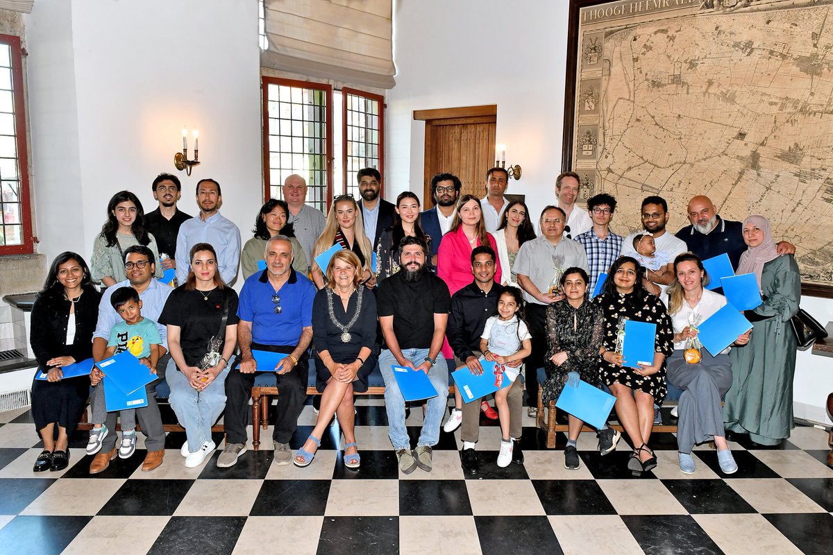 Gisteren was mijn laatste naturalisatie-bijeenkomst als burgemeester. Ik vind het altijd ontroerend wanneer ik de namen van de landen oplees waaruit mensen afkomstig zijn. Vaak landen waar onveiligheid en onvrijheid  heerst. Ben dan blij dat zij veilig bij ons aan boord zijn.