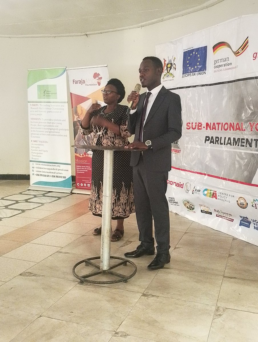 visionactors2's tweet image. Executive Director giving his welcoming remarks on the Regional Youth Parliament. He encouraged Young people to be active and make informed discussions.