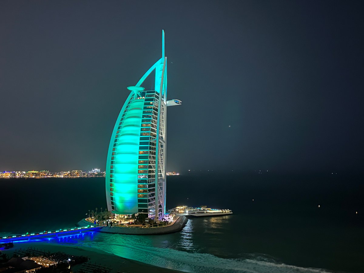 GrandFendant's tweet image. 😤 Pogné pour aller en mission spéciale à Dubai pendant mes vacances.

😇 j’en profite pour amener ma blonde. Les hôtels sont tellement pas chers (5⭐️ à 90$) que je vais probablement pousser l’audace à me payer le #TeamFlash ultime: une nuit au Burj Al Arab.

Stay tuned