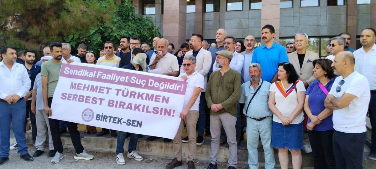 Üç buçuk aydır ev hapsinde tutulan BİRTEK-SEN Genel Başkanı Mehmet Türkmen'in duruşması, bugün Gaziantep Adliyesi'nde görülüyor. KESK Eş Genel Başkanı Ayfer Koçak, Eğitim Sen Genel Örgütlenme Sekreteri İzzet İldeş ve iş kolları MYK üyeleri, duruşma öncesinde gerçekleştirilen