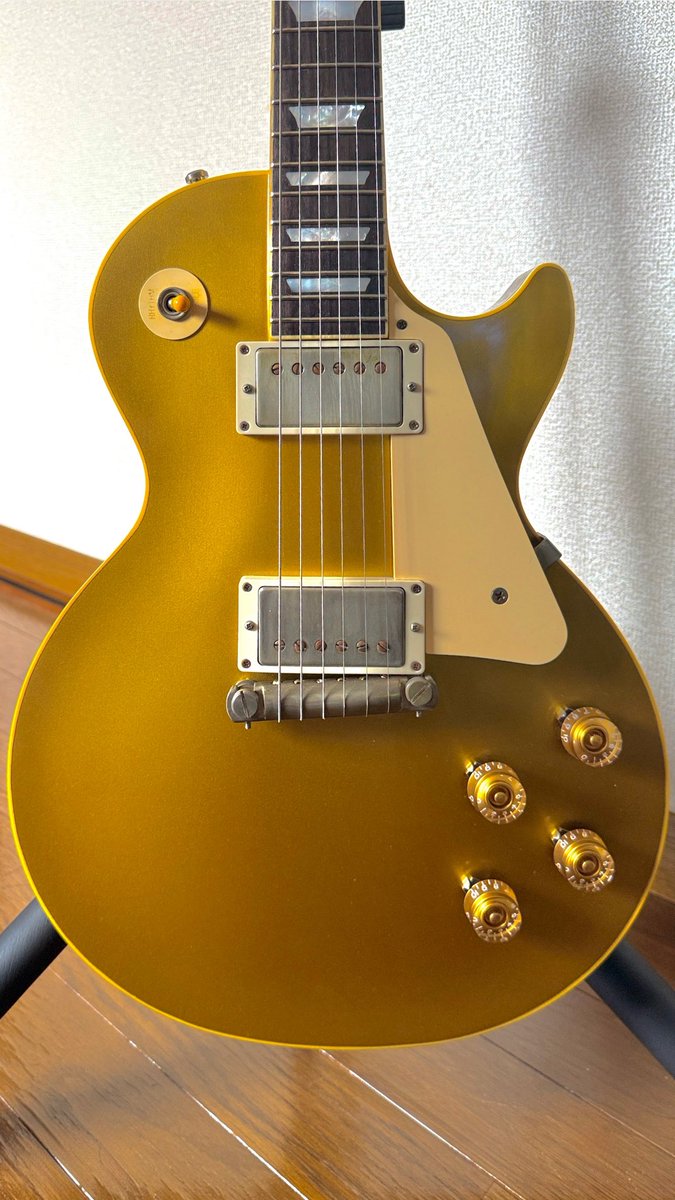 TSLOOSE128's tweet photo. Epiphone TAK 1955
日光が丁度当たる時間帯に撮影。
めっちゃゴールド!!

#Epiphone
#エピフォン
#TAK1955
#Tak
#松本孝弘
#bz
#Goldtop
#lespaul
#レスポール
#バーブリッジ
#guitar 
#ギター https://t.co/veMMMUgSPE