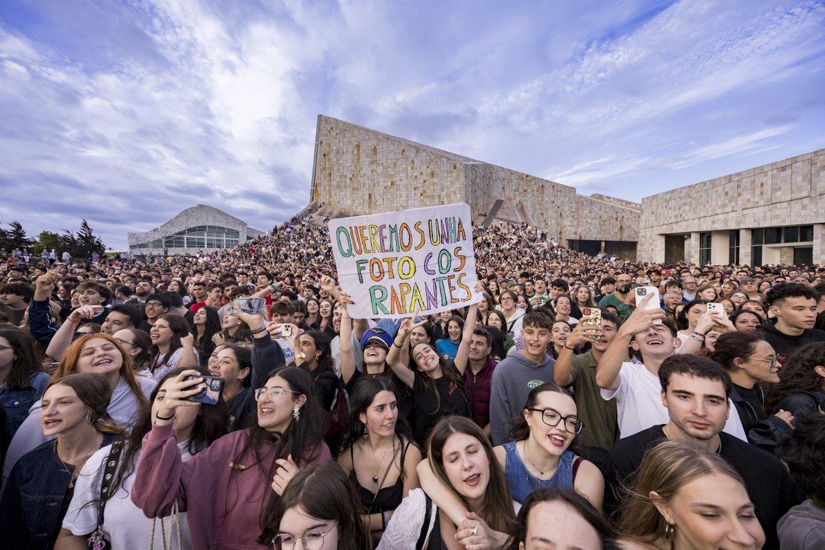 Cidade da Cultura (@cidadedacultura) on Twitter photo 😎 Coa praza desbordada, The Rapants chegaron arrasando para inaugurar este #AtardecernoGaiás. Un concerto que nos fixo saltar e incluso voar ata caer a noite. Éxito total dos de Muros na súa estrea na Cidade da Cultura.
📷 <a href="/rociocibes/">Rocio Cibes</a>
🔵 <a href="/Xunta/">Xunta de Galicia</a> <a href="/CulturaXunta/">Cultura de Galicia</a> <a href="/Alhambra_Es/">Cervezas Alhambra</a> 😎 Coa praza desbordada, The Rapants chegaron arrasando para inaugurar este #AtardecernoGaiás. Un concerto que nos fixo saltar e incluso voar ata caer a noite. Éxito total dos de Muros na súa estrea na Cidade da Cultura.
📷 <a href="/rociocibes/">Rocio Cibes</a>
🔵 <a href="/Xunta/">Xunta de Galicia</a> <a href="/CulturaXunta/">Cultura de Galicia</a> <a href="/Alhambra_Es/">Cervezas Alhambra</a>