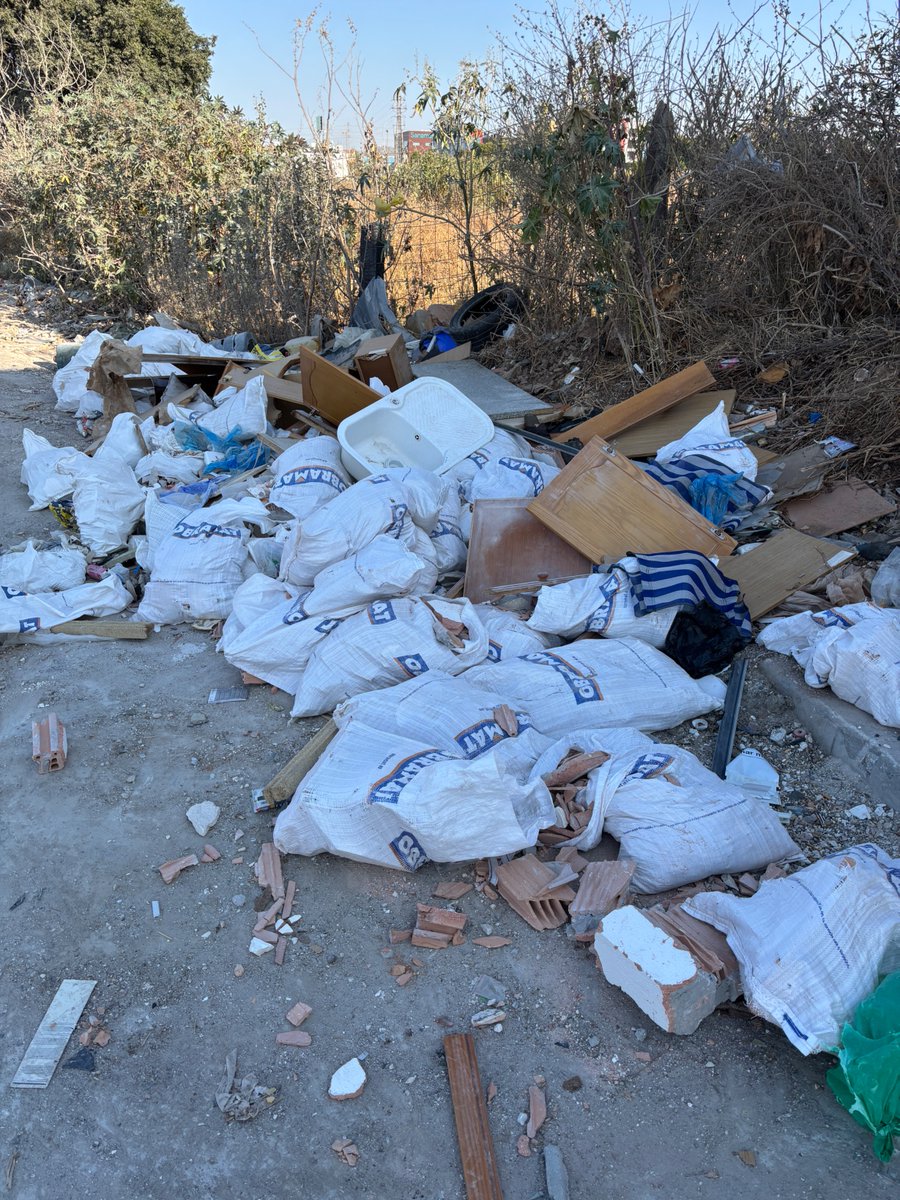 PESantaBarbara's tweet photo. Por favor, a ver si alguien nos puede ayudar a encontrar al responsable de estos vertidos en el parque empresarial Santa Barbara.  Es una conducta calificada como grave por la ordenanza municipal, con sanción de 1.500 euros. https://t.co/QvvW1NCe43