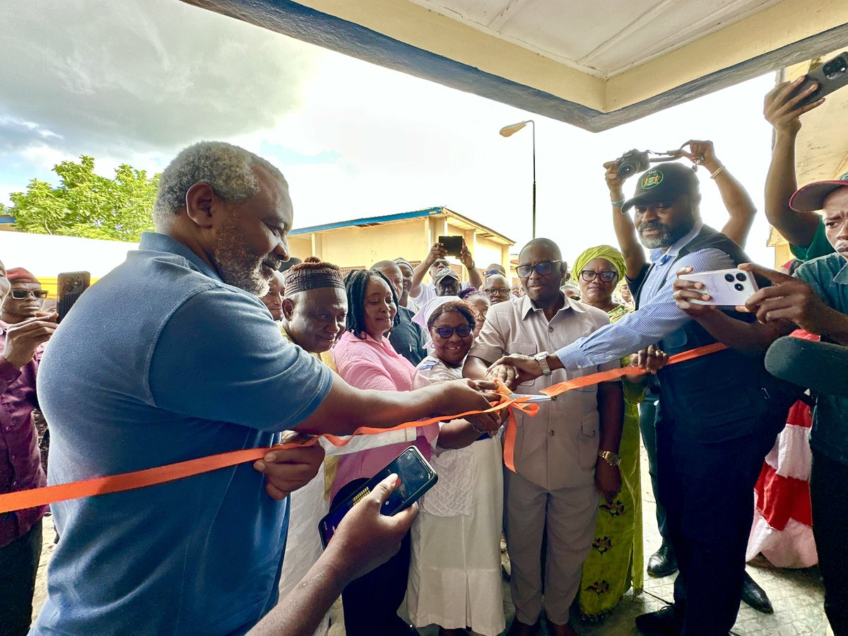 mohs_sl's tweet image. Two philanthropists, PC Paul Ngegba Saquee & Papa Chandaka, today handed over keys of a newly constructed 24-bed anex building at Koidu Government Hospital in Kono. The facility will serve as a special treatment center for community elders and other important visitors.