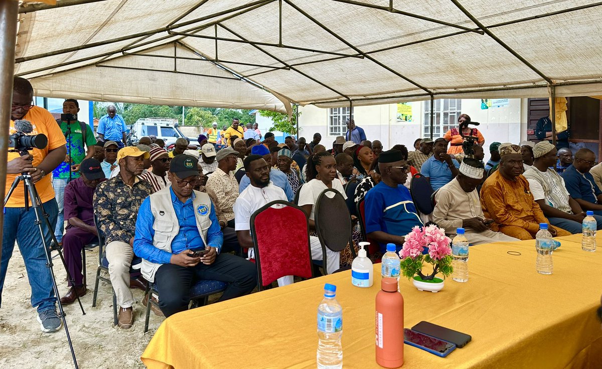 mohs_sl's tweet image. Two philanthropists, PC Paul Ngegba Saquee & Papa Chandaka, today handed over keys of a newly constructed 24-bed anex building at Koidu Government Hospital in Kono. The facility will serve as a special treatment center for community elders and other important visitors.