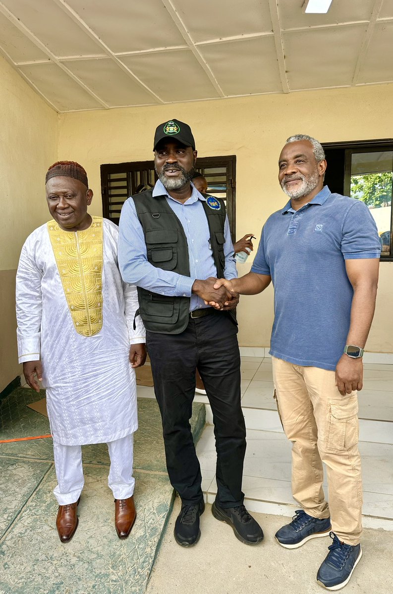mohs_sl's tweet image. Two philanthropists, PC Paul Ngegba Saquee & Papa Chandaka, today handed over keys of a newly constructed 24-bed anex building at Koidu Government Hospital in Kono. The facility will serve as a special treatment center for community elders and other important visitors.