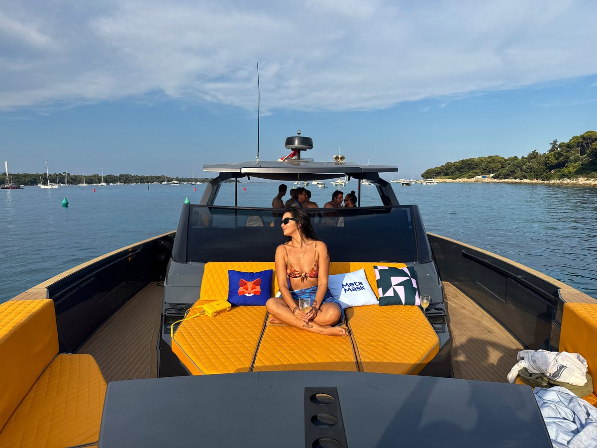 raiauad's tweet image. Sometimes it’s hard to believe I get to live these crazy experiences as part of my job 🤩
Thanks @MetaMask for the invite, had a blast on the speedboat ride 🚤
