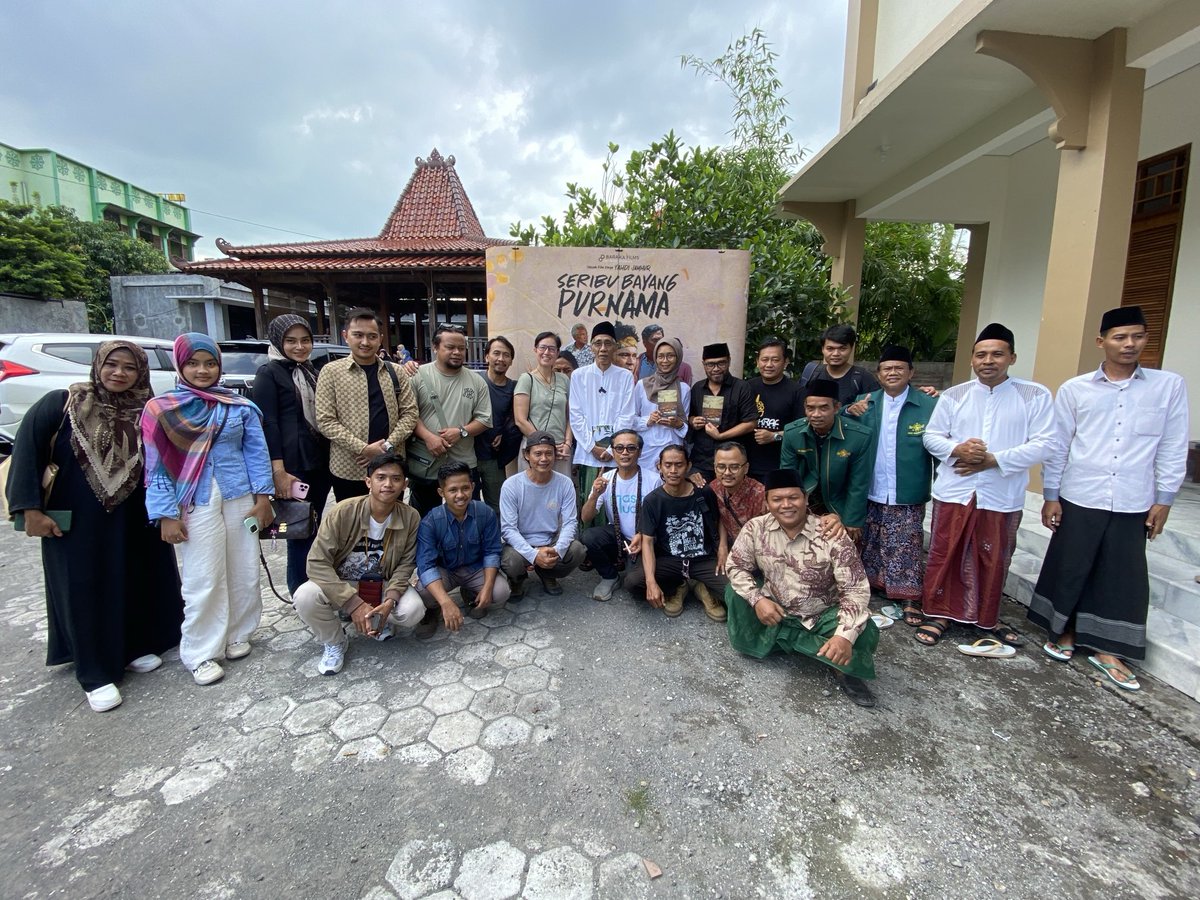 SERIBU BAYANG PURNAMA, judul film yang romantis yang mengisahkan petani organik dengan segala suka dukanya dalam rangka ketahanan sehat dan kedaulatan pangan dan merawat bumi dari kerusakan kimiawi sintetis. Ayo tonton di gedung bioskop
( bersama sutradara dan penulis naskah )