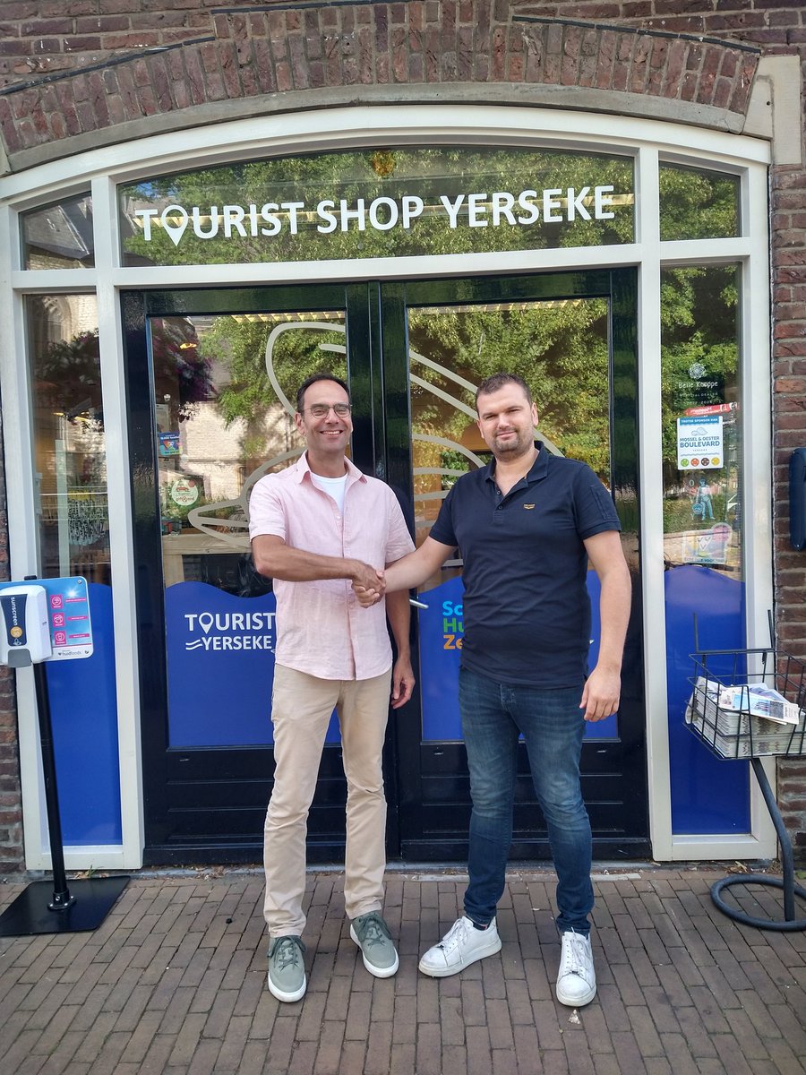 Voor Yerseker boek uitgegeven door <a href="/UitgeverijNBSDV/">Uitgeverij Noordboek | Sterck & De Vreese</a> zijn we een samenwerking aangegaan met <a href="/Lennert9/">Lennert Steketee</a>, <a href="/TYerseke/">Tourist Shop Yerseke</a>, met de gedachte de geschiedenis, cultuur en natuur van het prachtige Zeeuwse dorp Yerseke voor een groot publiek toegankelijk te maken! <a href="/gem_reimerswaal/">Gemeente Reimerswaal</a> <a href="/pzcredactie/">PZC</a>