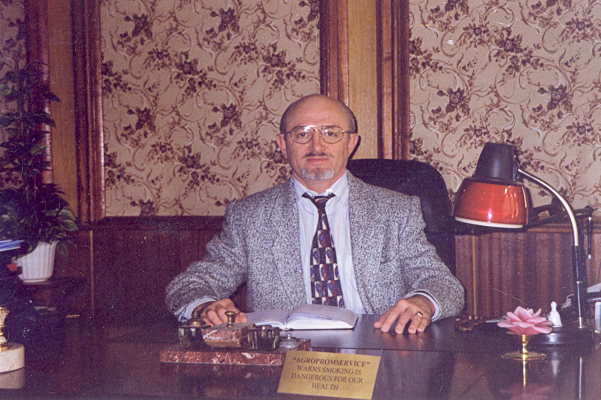 Зайцев Юрий Николаевич, Юрашка, Друг мой. зам. Директора ОНОГО пансионата, и пригласил меня отдохнуть по ИН таможным вкусам : ночной кабачок, гонялки с Фрисби, голое купание в заливе, и, случай, - смотрины у КОСТРА, громадину, на побережье в честь Дня США. 
4 Июль !!!