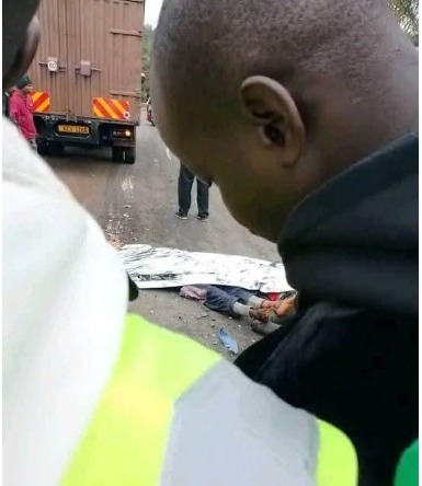 Ajali mbaya imetokea asubuhi ya leo karibu na Kituo cha Taifa cha Mafuta cha Chuka mjini, ambapo mwendesha bodaboda na abiria wake waligongwa na lori.  Inasemekana kuwa waathiriwa wote wawili walifariki papo hapo na kusababisha mshtuko na usumbufu wa trafiki katika eneo hilo.